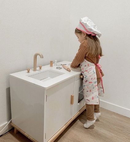 https://www.themontessoricompass.com/content/images/2023/05/Vintage-Wooden-Play-Kitchen-5.jpg